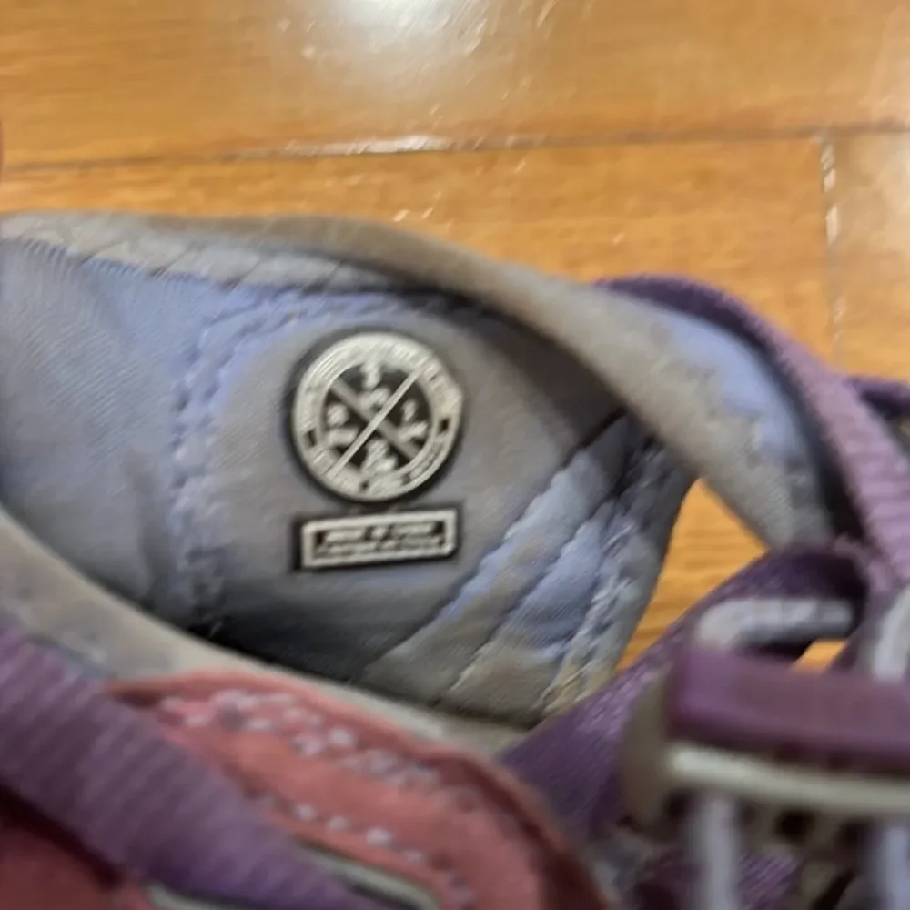 𝅺KEEN girls waterproof sandals size 3.